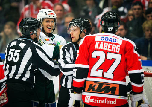 Färjestads Per Åslund skrattar Örebros Emil Kåberg i