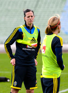 Sveriges Lotta Schelin och Kosovare Asllani (vänd från