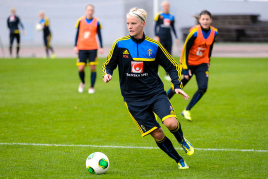Sveriges Nilla Fischer med bollen