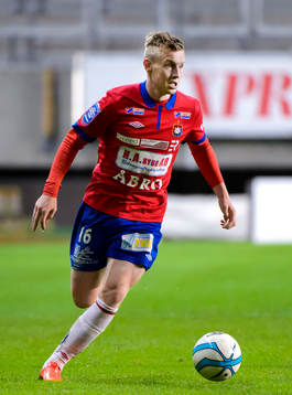 Örgrytes Sebastian Ohlsson med bollen