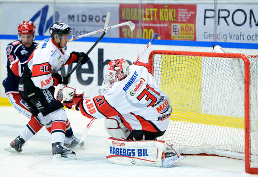 Karlskronas målvakt Patrick Galbraith drar till sig pucken