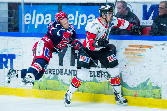 Södertäljes Robert Carlsson missar sin tackling på