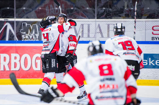 Karlskronas Emil Larsson kramas om av Filip Mingotti
