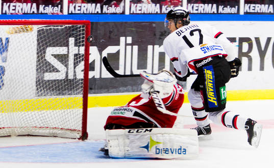 Asplövens Emil Bejmo gör 1-0 på straff bakom Malmös