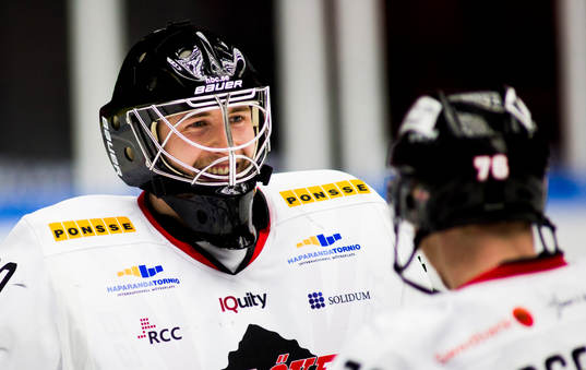 Asplövens målvakt Joel Lassinantti jublar