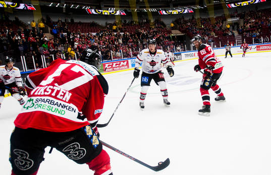Malmös Daniel Viksten med pucken och Asplövens Jonas