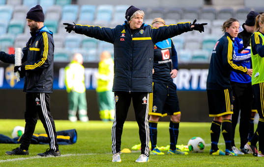 Sveriges förbundskapten Pia Sundhage pekar åt två olika