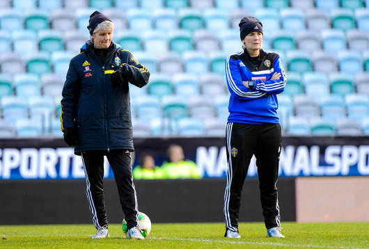 Sveriges förbundskapten Pia Sundhage och assisterande