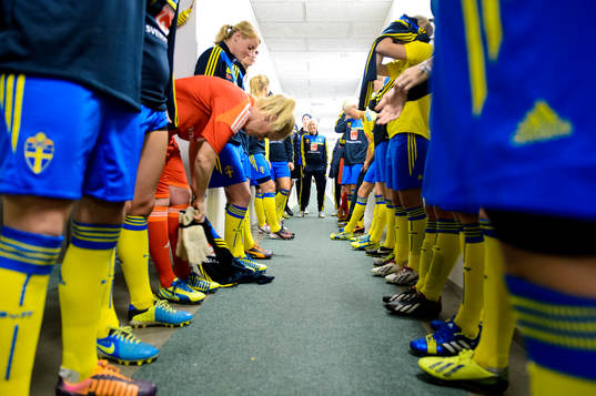 Laget står och väntar i spelargången innan