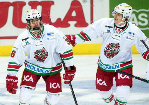 Modos Adrian Kempe gör 0-1 och klappas om av Albin Carlson