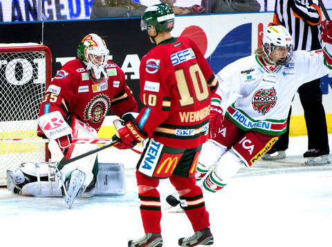 Modos Adrian Kempe gör 0-1 bakom Frölundas  målvakt