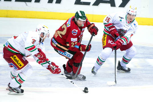 Frölundas Robin Figren går förbi Modos Nichlas Torp och
