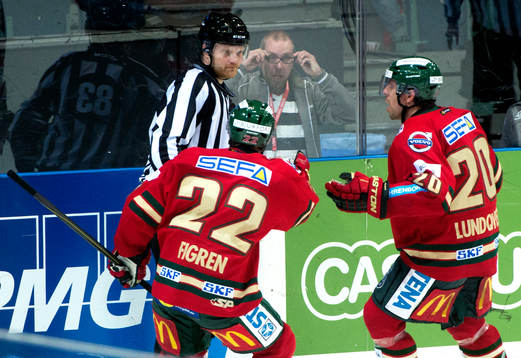 Frölundas Joel Lundqvist och Robin Figren klagar på