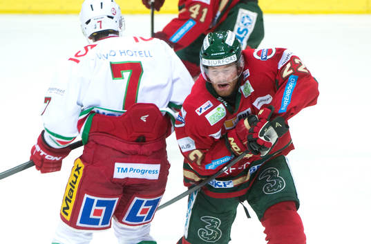 Modos Jeff Tambellini trycker till Frölundas Robin Figren