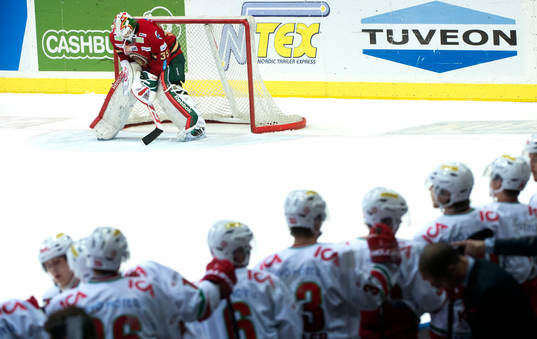 Frölundas målvakt Linus Fernström deppar