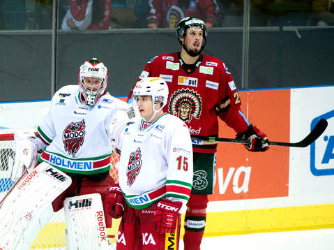 Modos målvakt Anton Forsberg jublar ikapp med Kyle