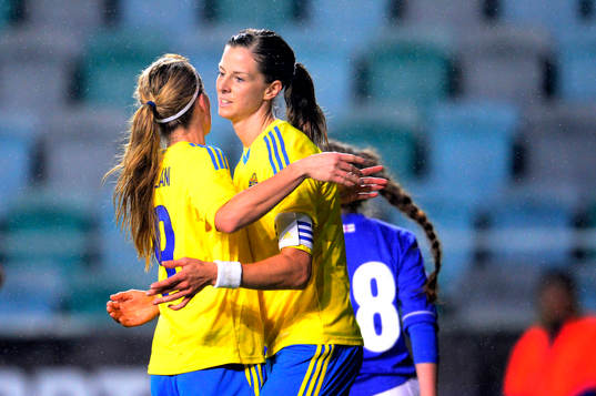 Sveriges Lotta Schelin kramar om Kosovare Asllani