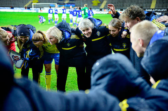 Sveriges förbundskapten Pia Sundhage (th) tittar upp på