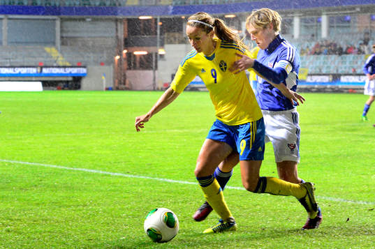 Sveriges Kosovare Asllani och Färöarnas Malene Josephsen