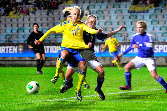 Sveriges Caroline Seger och Färöarnas Anna Sofia Sevdal
