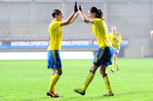 Sveriges Lotta Schelin firar med Therese Sjögran