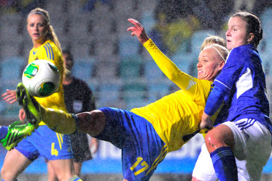 Sveriges Caroline Seger i kamp om bollen med Färöarnas