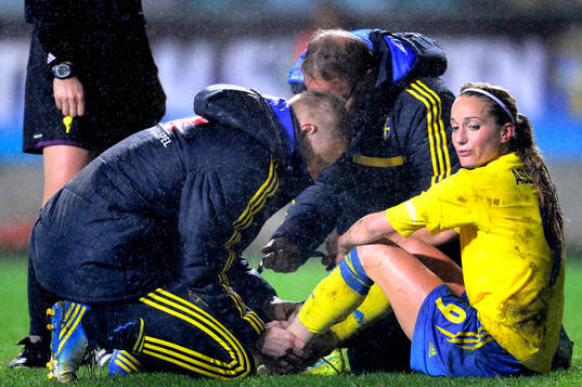 Sveriges Kosovare Asllani får sin fot lindad
