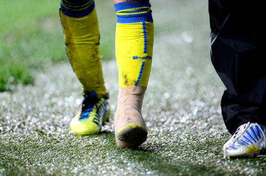 Sveriges Kosovare Asllani lämnar planen med skadad fot