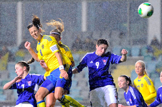 Sveriges Lotta Schelin nickar in 4-0