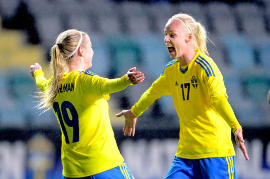Sveriges Jenny Hjohlman kramar om Caroline Seger