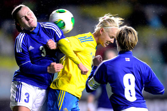 Färöarnas Fridun Danielsen och Sveriges Caroline Seger