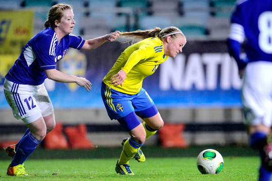 Sveriges Jenny Hjohlman dras i håret av Färöarnas Liljan