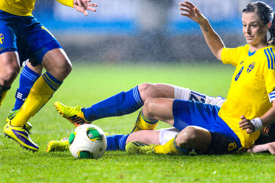 Sveriges Lotta Schelin tittar