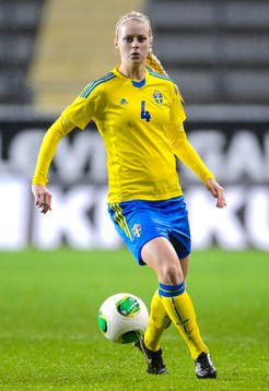 Sveriges Amanda Ilestedt med bollen