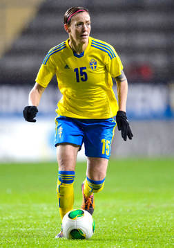 Sveriges Therese Sjögran med bollen