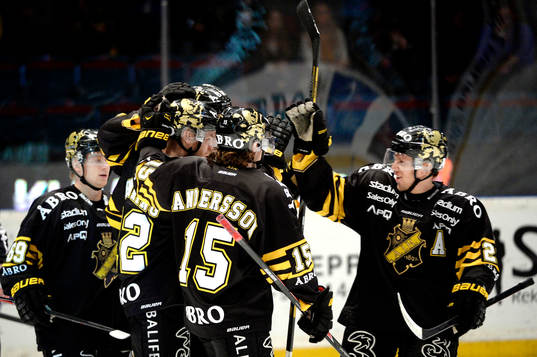 s Fredrik Hynning jublar med lagkamraterna
