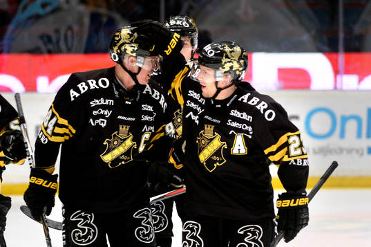 s Patric Blomdahl (tv) jublar med Jonas Liwing