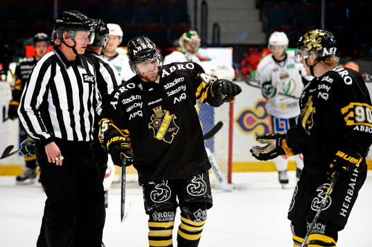 s Oscar Steen får hjälp av isen