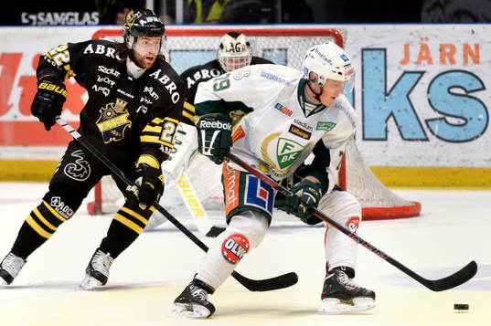 s Daniel Josefsson jagar Färjestads Patrik Lundh
