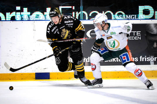 s Christopher Aspeqvist jagas av Färjestads Pontus Åberg
