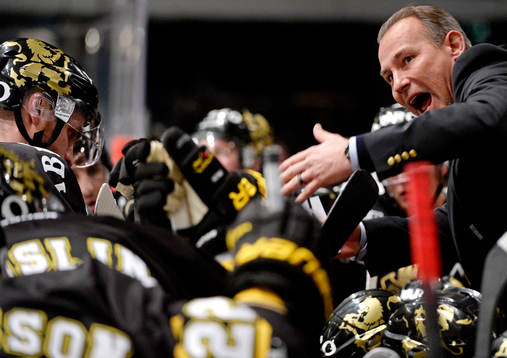 s tränare Rikard Franzén tar time out och skäller ut