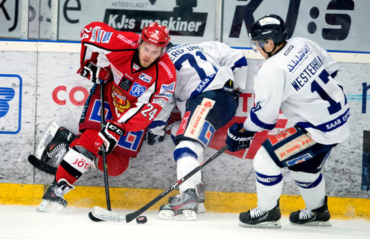 Almtunas Tobias Hage  och Karlskogas Carl Berglund