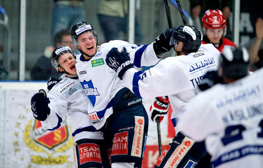 Karlskogas Henrik Björklund jublar