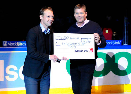 Leksands ungdomsförening tar emot en check från Svenska