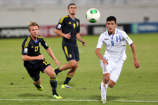 Sveriges Viktor Nordin jagar Honduras Rembrant Flores