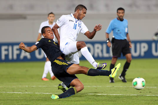 Sveriges Noah Sonko i kamp om bollen med Honduras Jorge