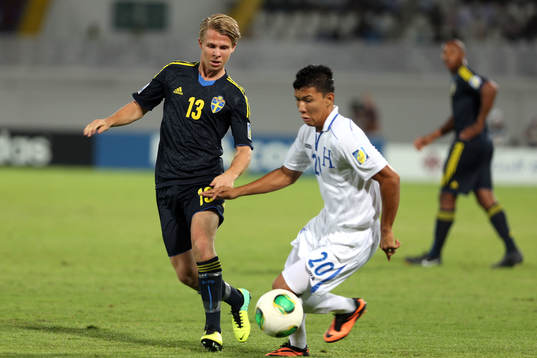 Sveriges Viktor Nordin jagar Honduras Kevin Lopez