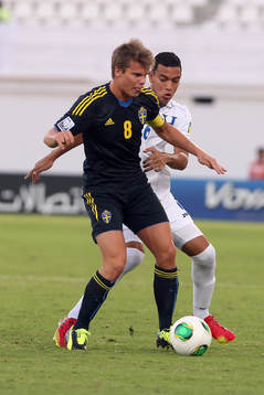 Sveriges Elias Andersson i kamp om bollen med Honduras