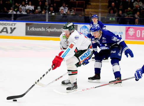 Frölundas Christian Bäckman i kamp om puck mot