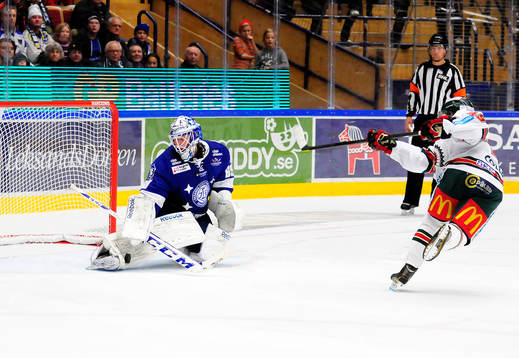 Leksands Oscar Alsenfelt räddar Frölundas Sebastian